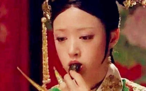 不是所有演员都假吃，蒋欣吃酸黄瓜不含糊，她硬生生吃十斤芒果
