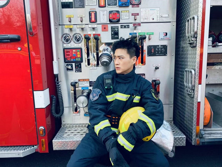 《你好，火焰蓝》致敬救援英雄，雷思雨化身消防战士