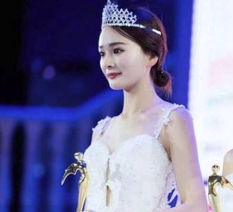 当女星戴上王冠：杨颖端庄， 赵丽颖高贵，她最像公主